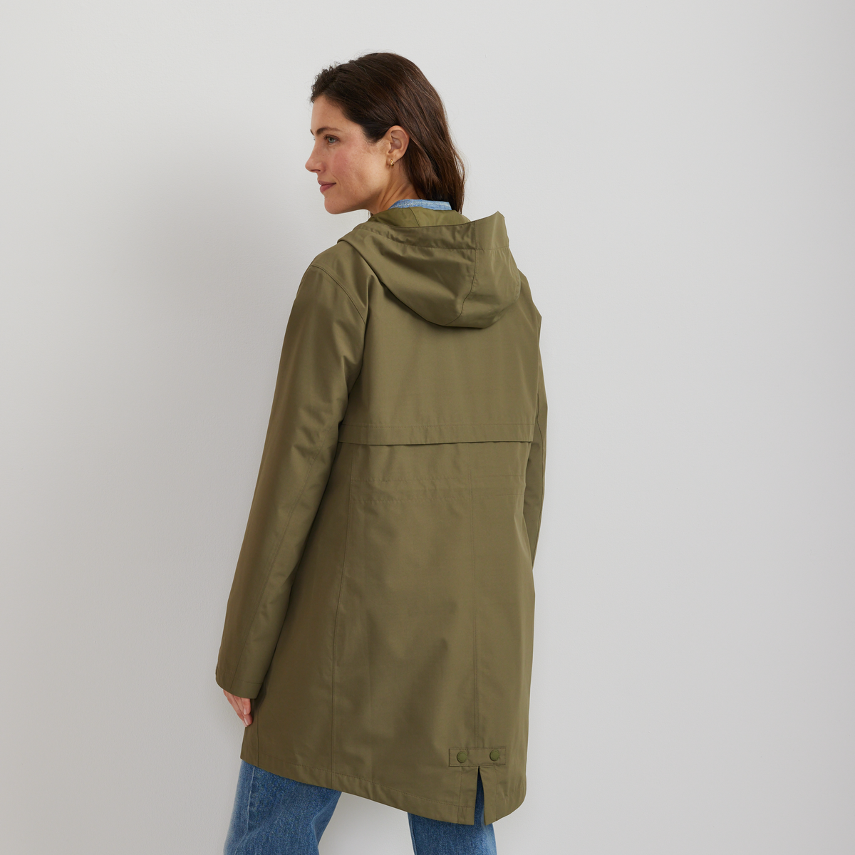 Women's hooded mid-thigh trench coat with long sleeves and zip fastening