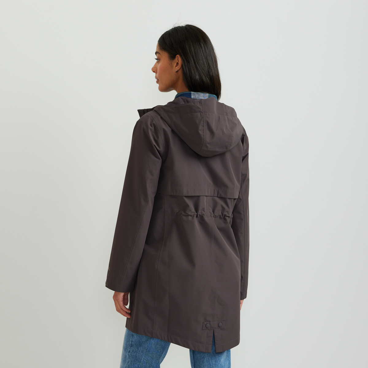 Women's hooded mid-thigh trench coat with long sleeves and zip fastening