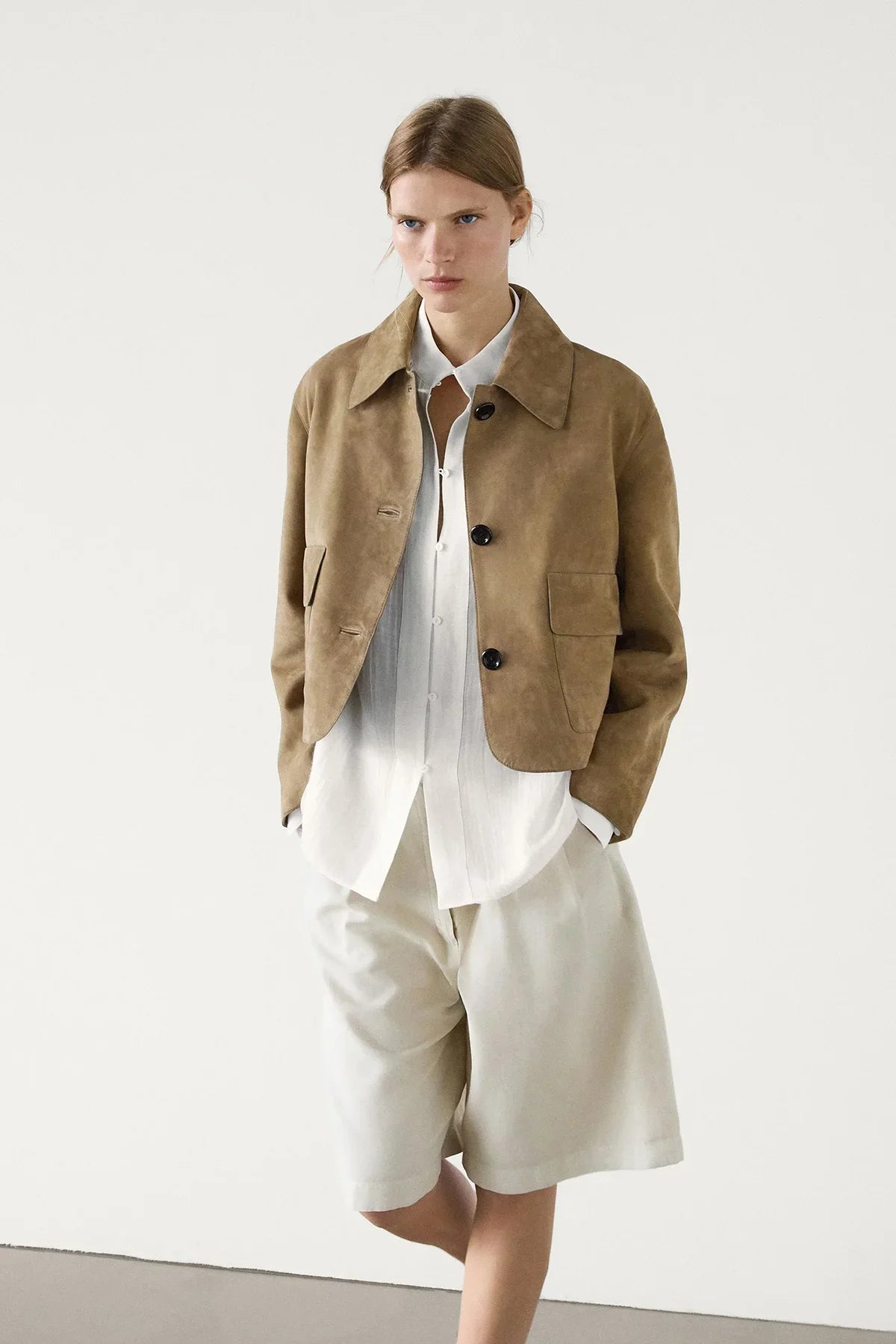 Women's sand suede jacket with collar and flap pockets
