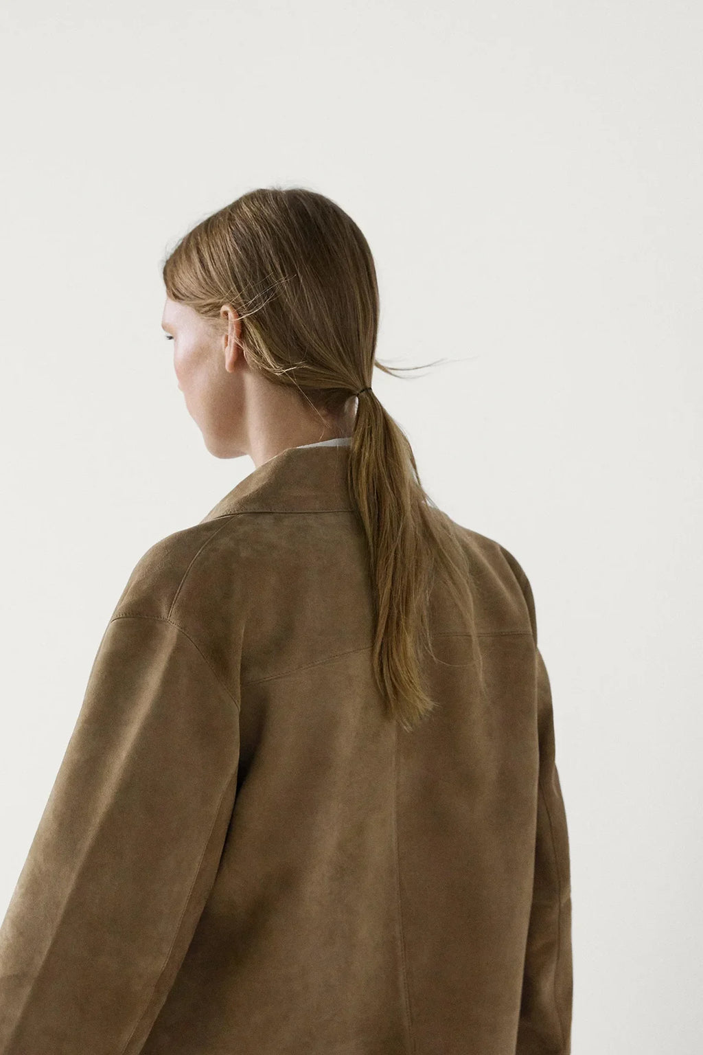 Women's sand suede jacket with collar and flap pockets