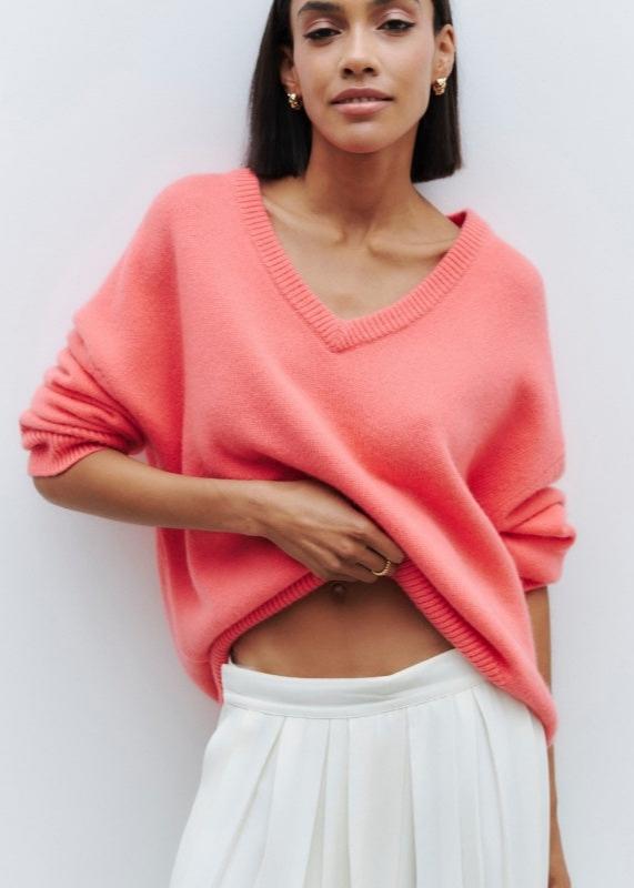 Women's oversized V-neck sweater with long sleeves and ribbed trims