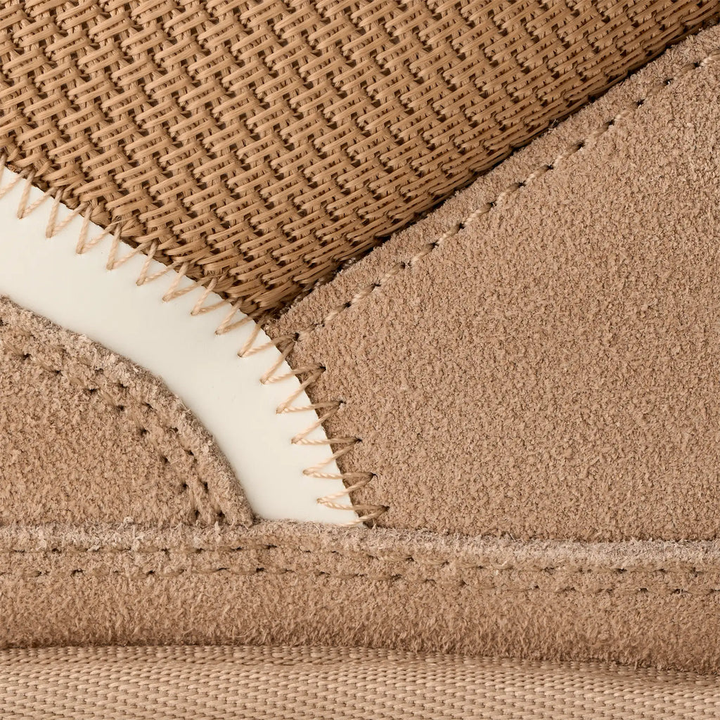 Low-top platform trainers with plush lining and lace-up fastening