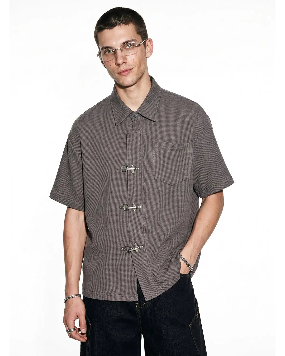 Men's dark gray waffle shirt with short sleeves and metal clasps