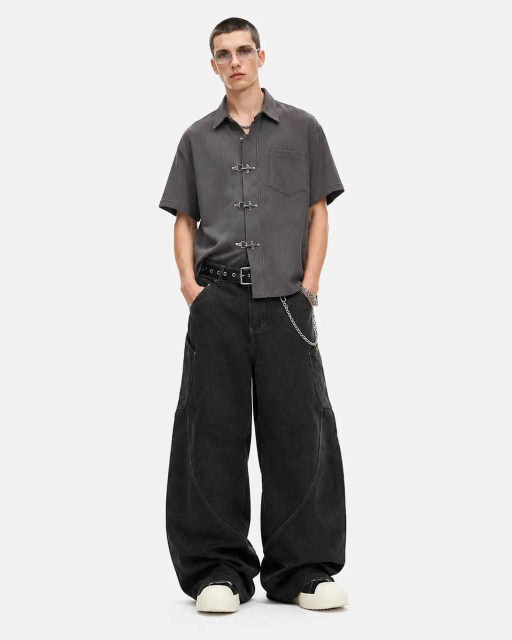 Men's dark gray waffle shirt with short sleeves and metal clasps