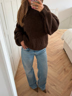 Women's brown ribbed knit jumper with crew neck and long balloon sleeves