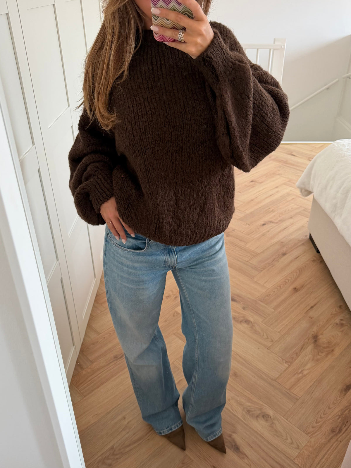 Women's brown ribbed knit jumper with crew neck and long balloon sleeves