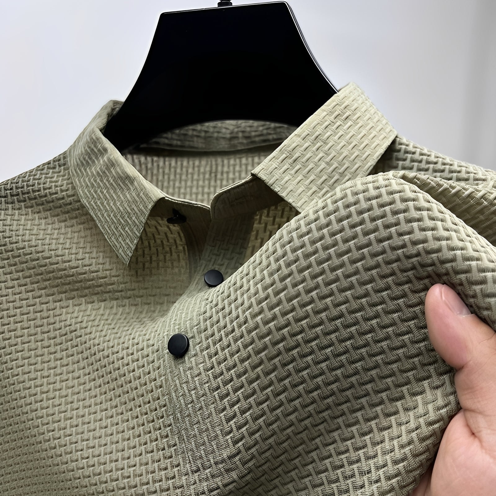 Men's textured short-sleeve polo shirt with button placket