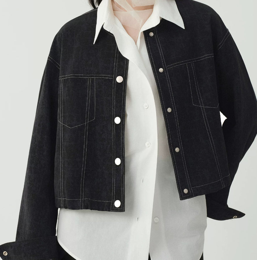 Women's cropped dark denim jacket with long sleeves and front pockets