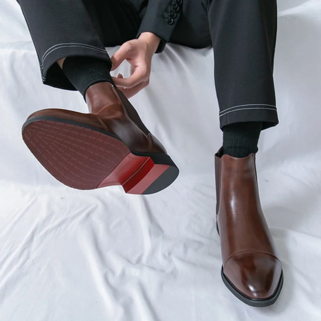 Men's pointed toe Chelsea boots with elastic side panels and low heel