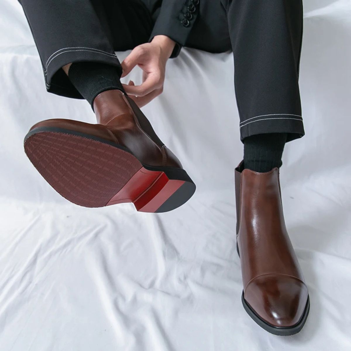 Men's pointed toe Chelsea boots with elastic side panels and low heel