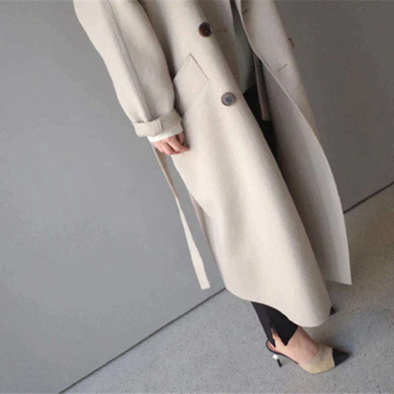 Women's long trench coat with lapels, belt and double-breasted buttons