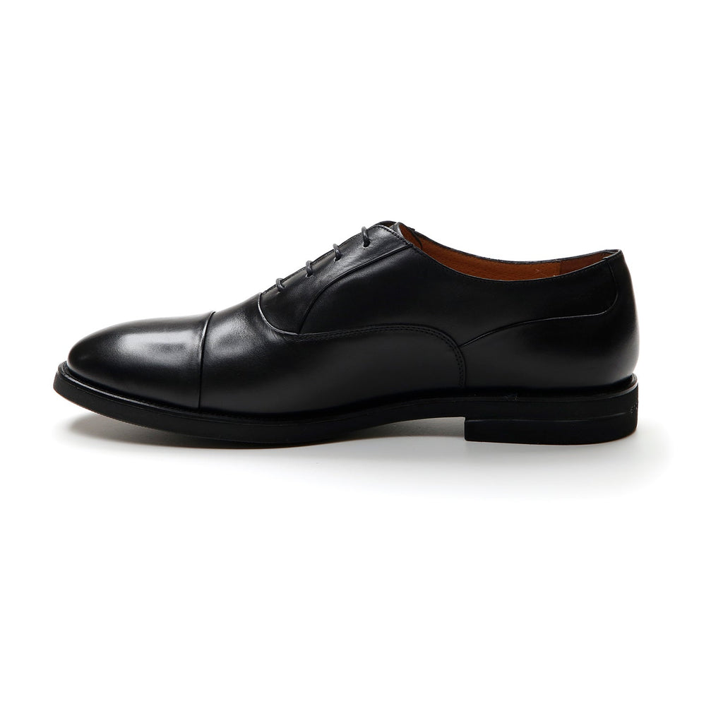 Men's black lace-up Oxford shoe with almond toe and low heel
