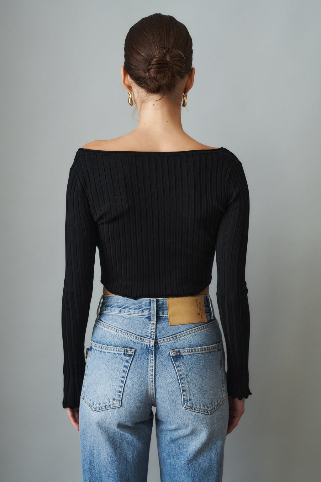 Women's black ribbed cropped cardigan with V-neckline and long sleeves