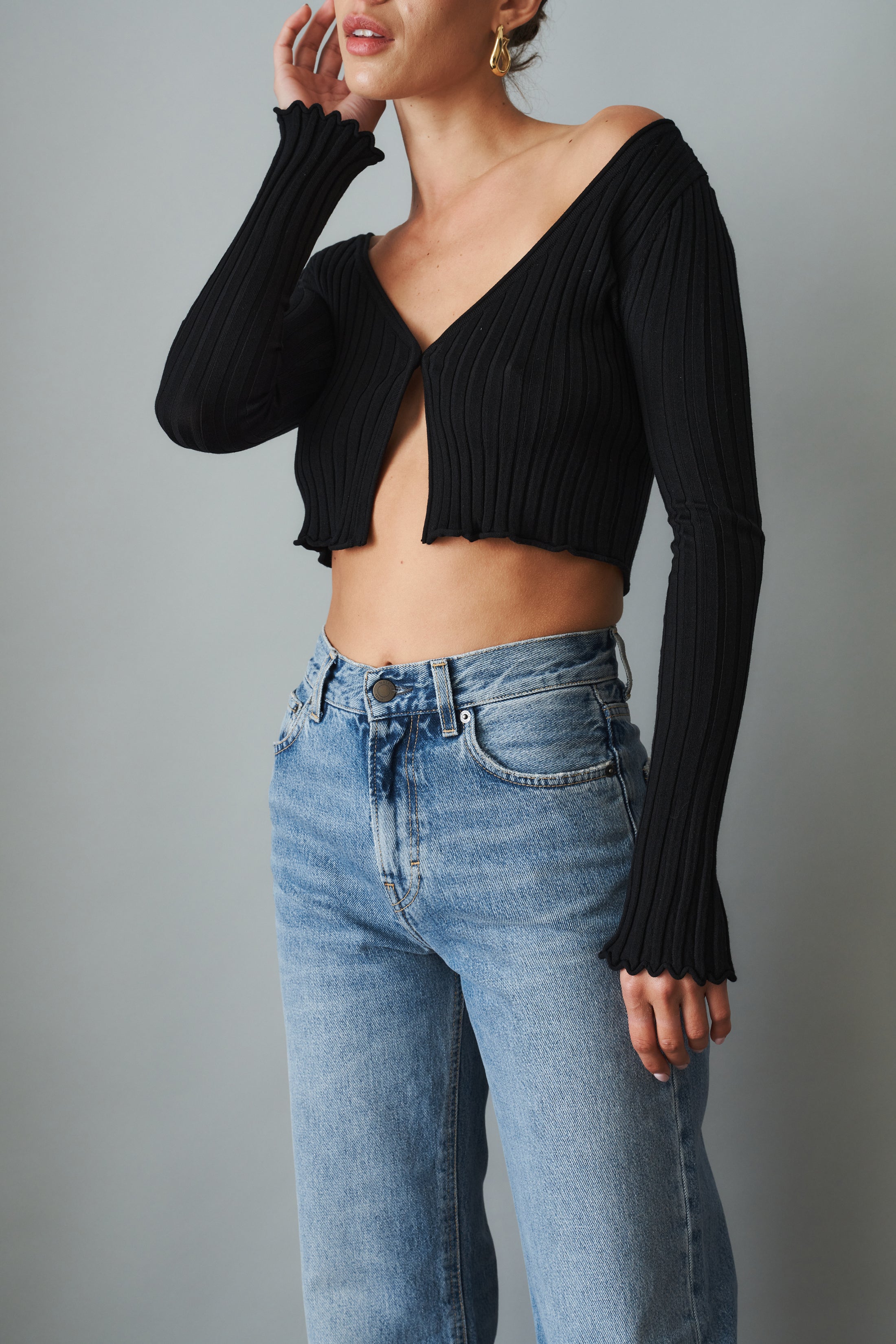Women's black ribbed cropped cardigan with V-neckline and long sleeves