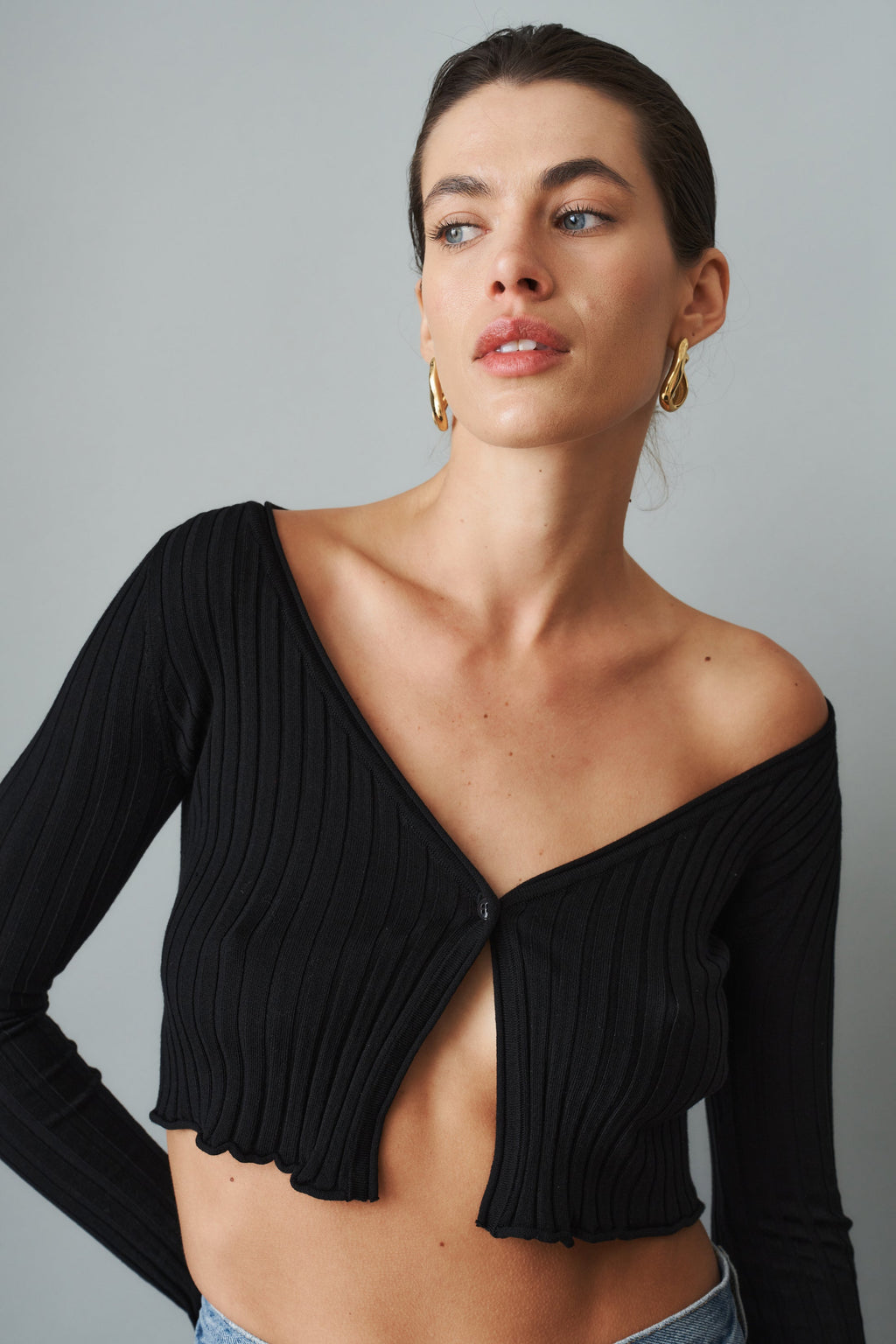 Women's black ribbed cropped cardigan with V-neckline and long sleeves
