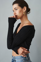 Women's black ribbed cropped cardigan with V-neckline and long sleeves