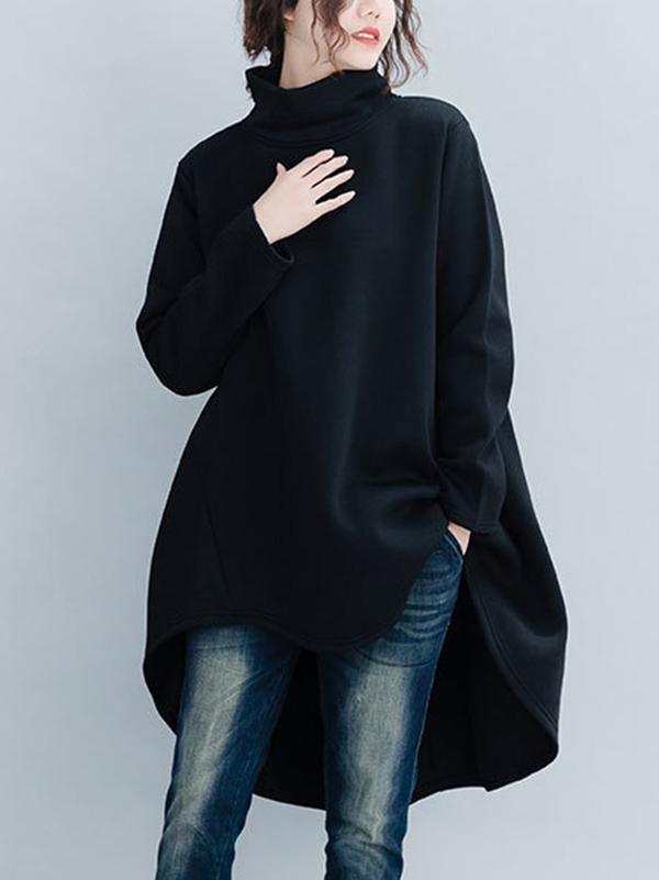 Women's loose turtleneck sweatshirt with long sleeves and a hi-low hem