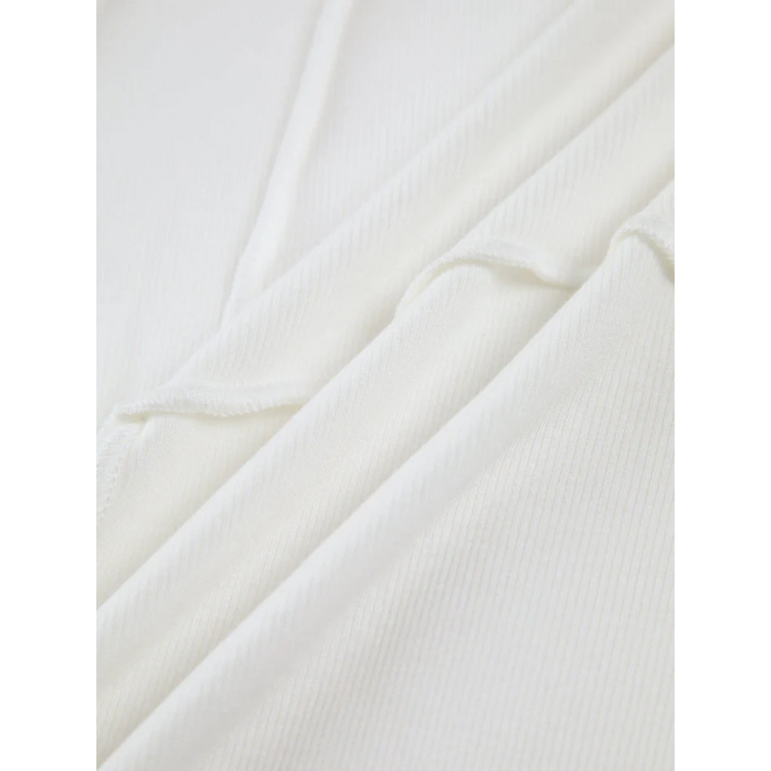 Women's fitted ribbed long-sleeve top with round neckline