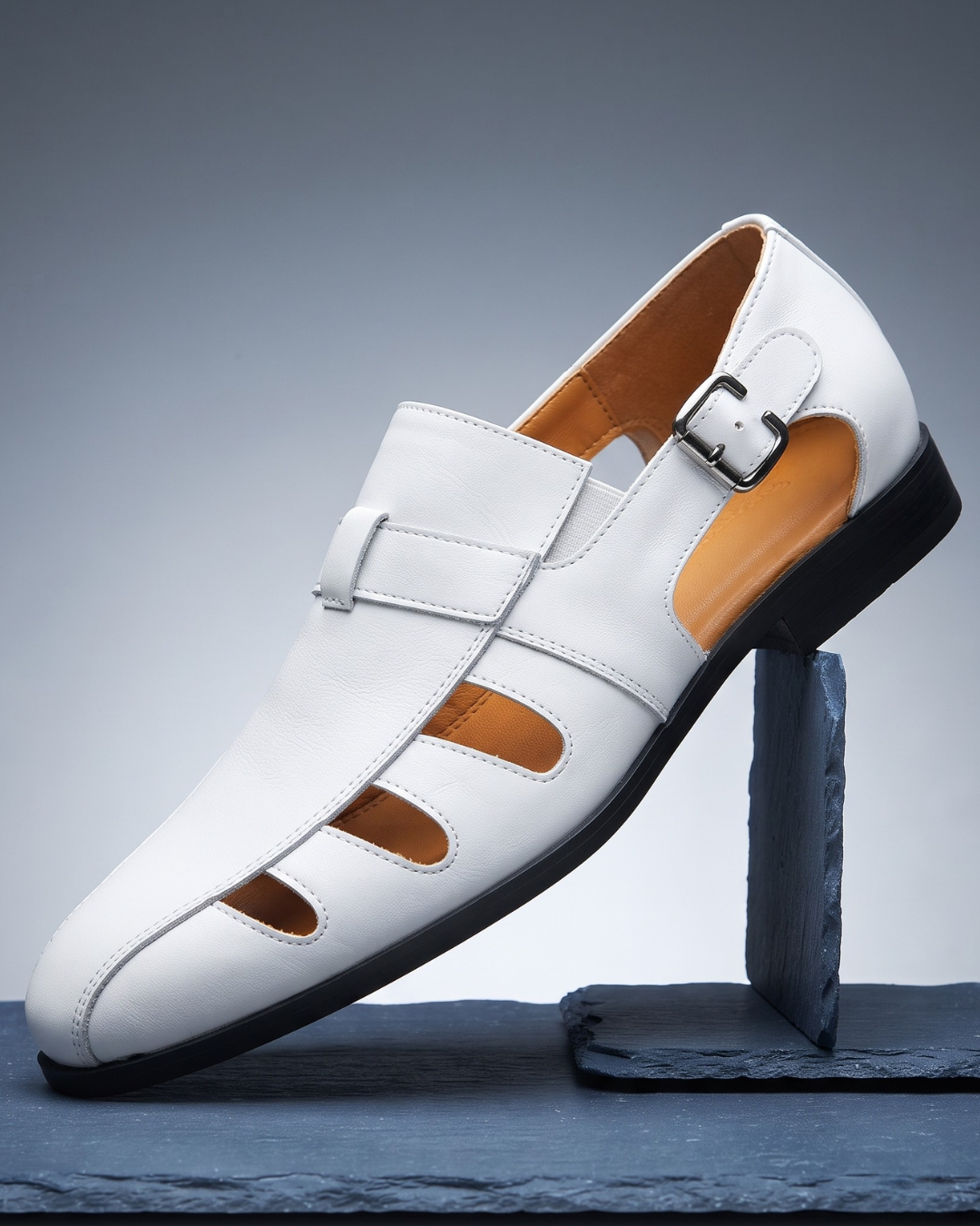 Men's monk-strap loafer with buckle fastening and cut-out vamp detail