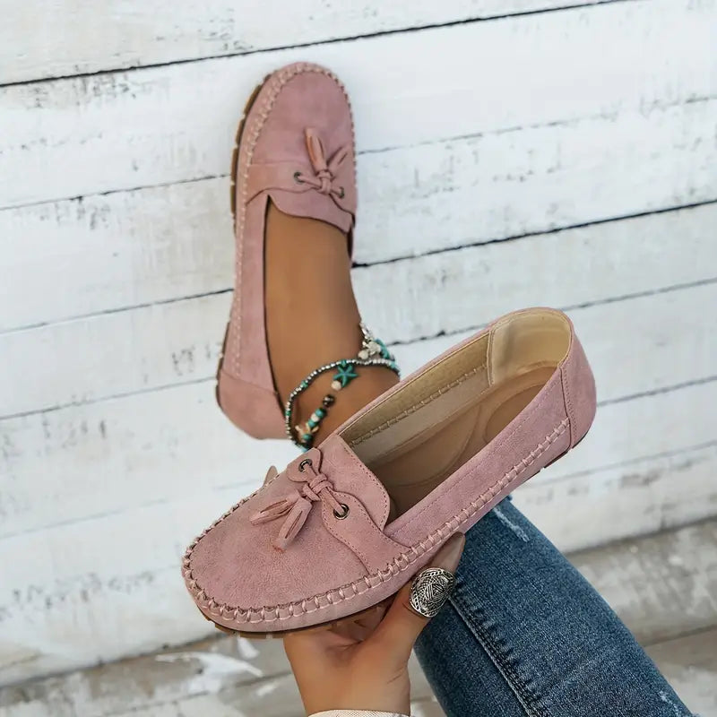 Women's tassel loafers with stitched edging and flat soles