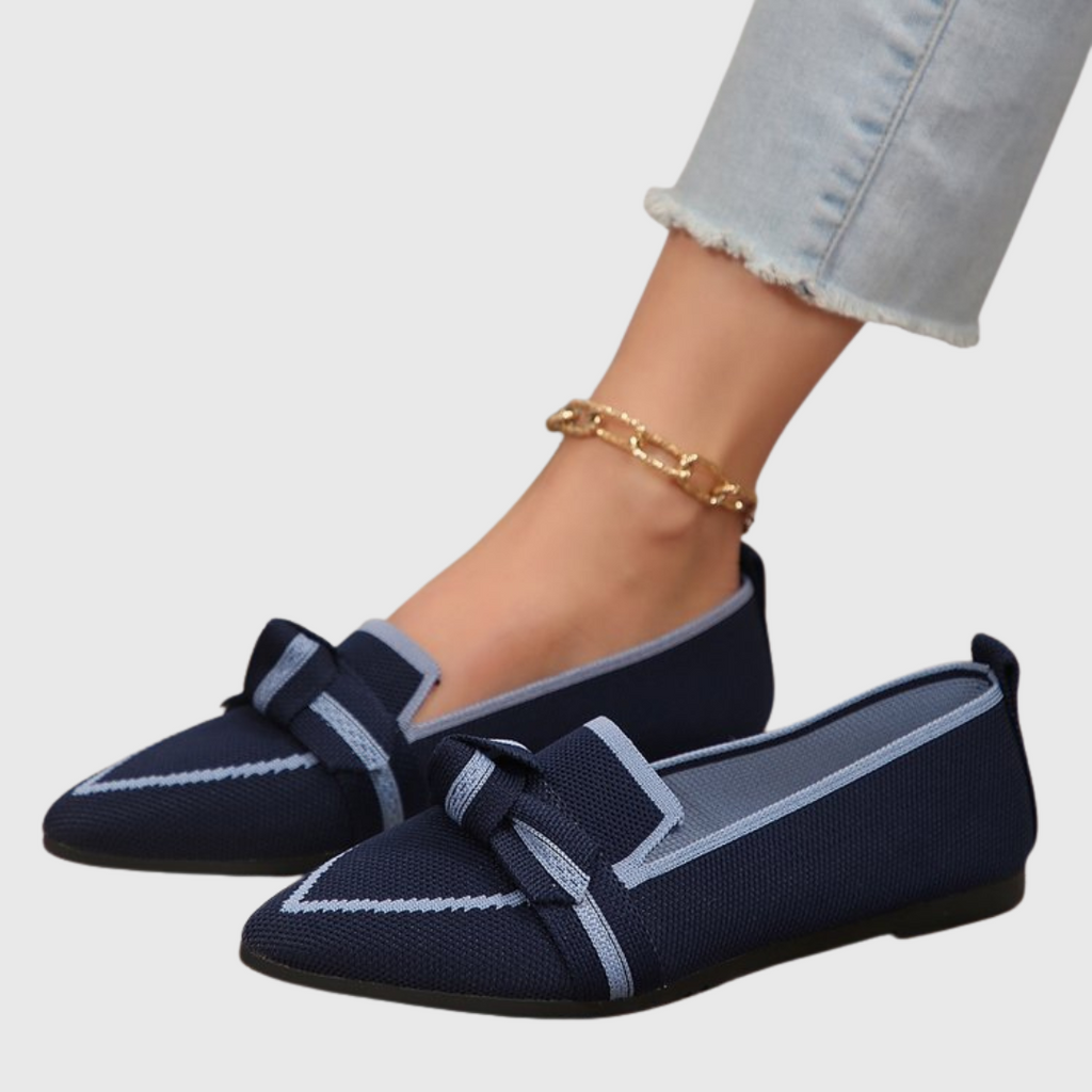 Women's pointed-toe loafers with knotted vamp strap and flat sole