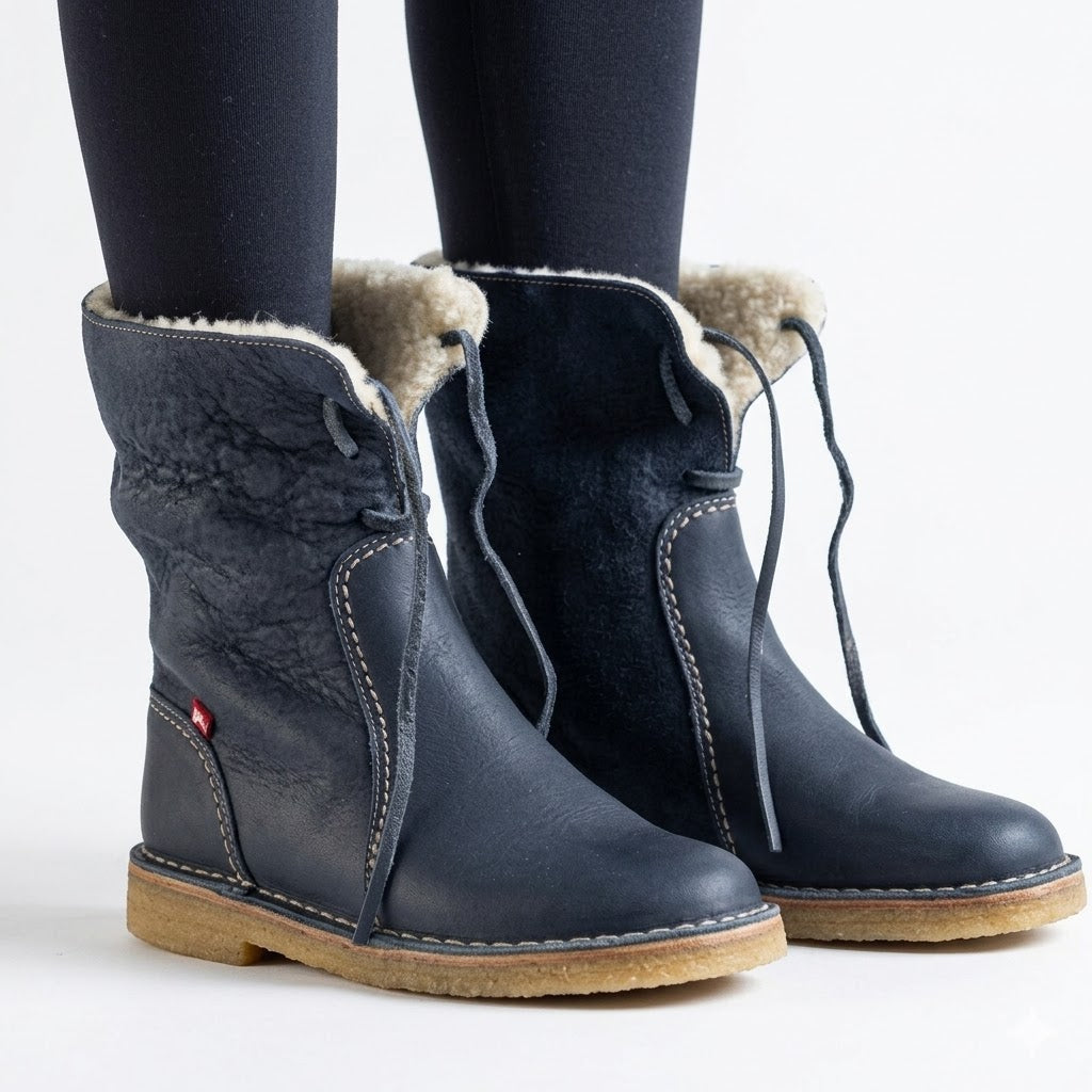 Women's fur lined lace-up winter boots