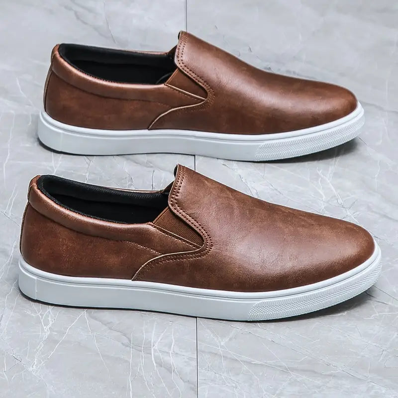 Men's slip-on loafers with rounded toes and contrasting white soles