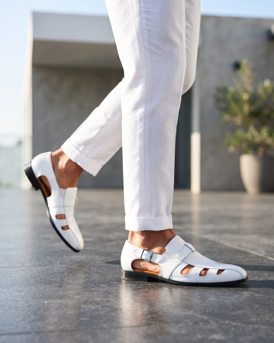 Men's monk-strap loafer with buckle fastening and cut-out vamp detail