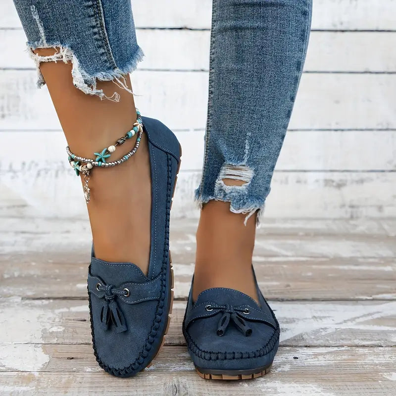Women's tassel loafers with stitched edging and flat soles