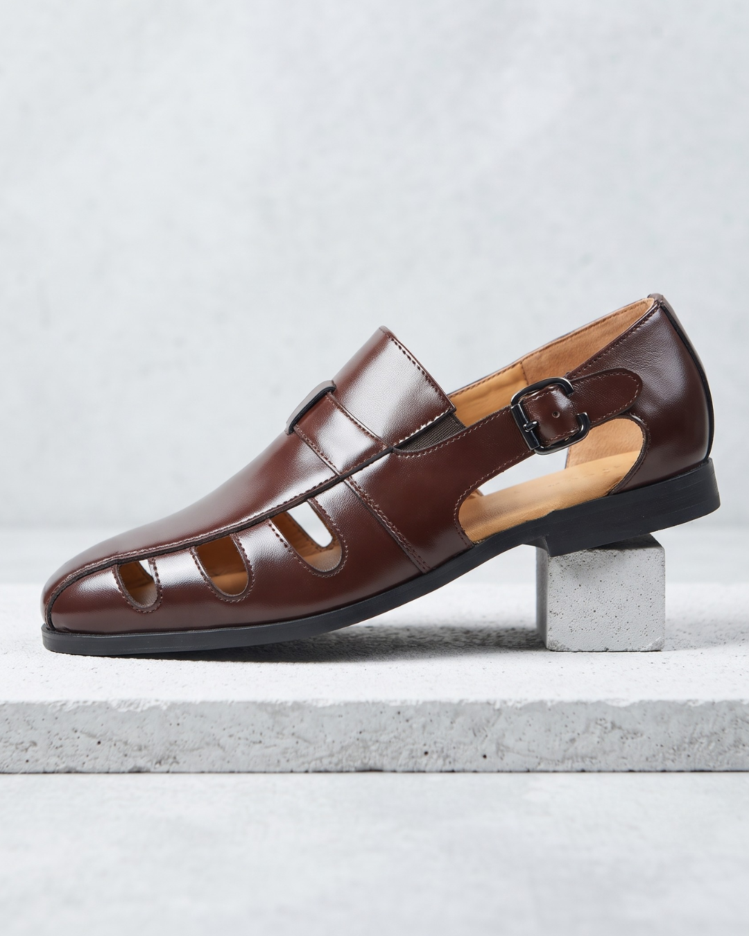 Men's monk-strap loafer with buckle fastening and cut-out vamp detail
