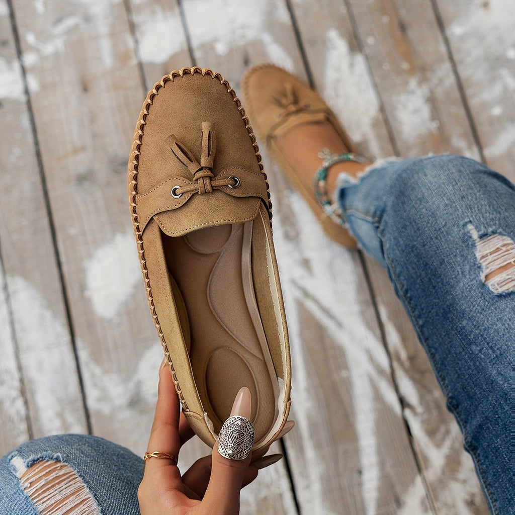 Women's flat loafers with tassel detail and moc toe stitching