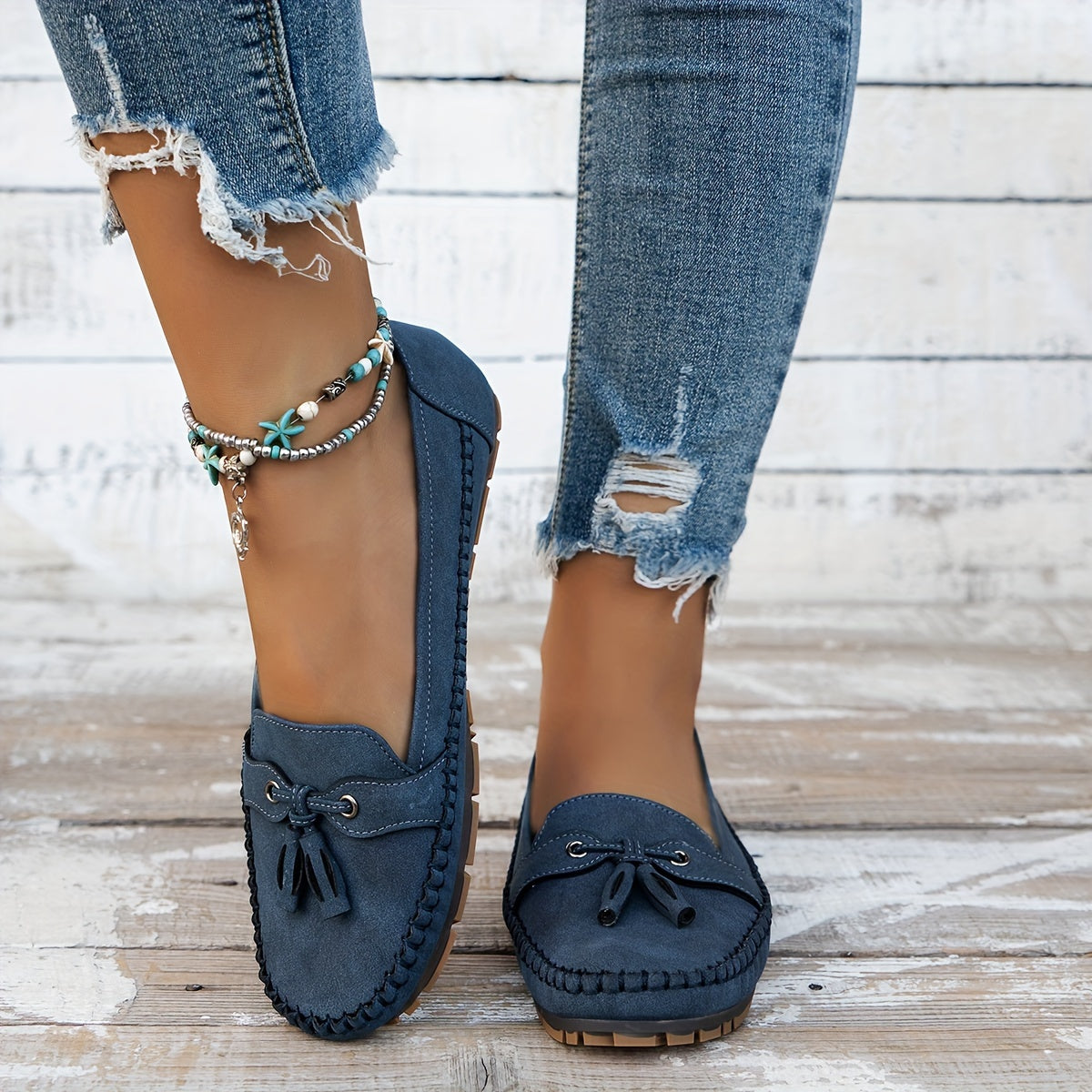 Women's flat loafers with tassel detail and moc toe stitching