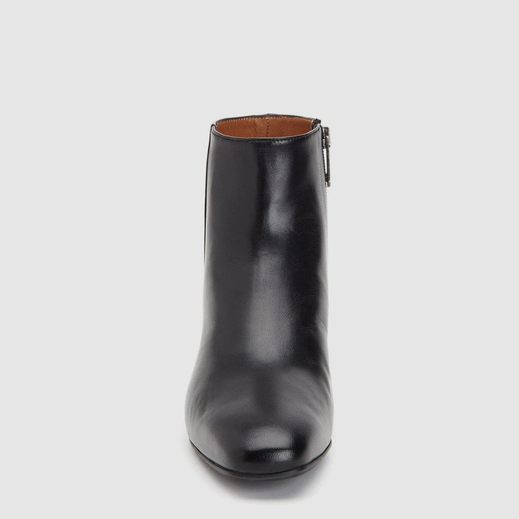 Black women's ankle boot with round toe and side zipper