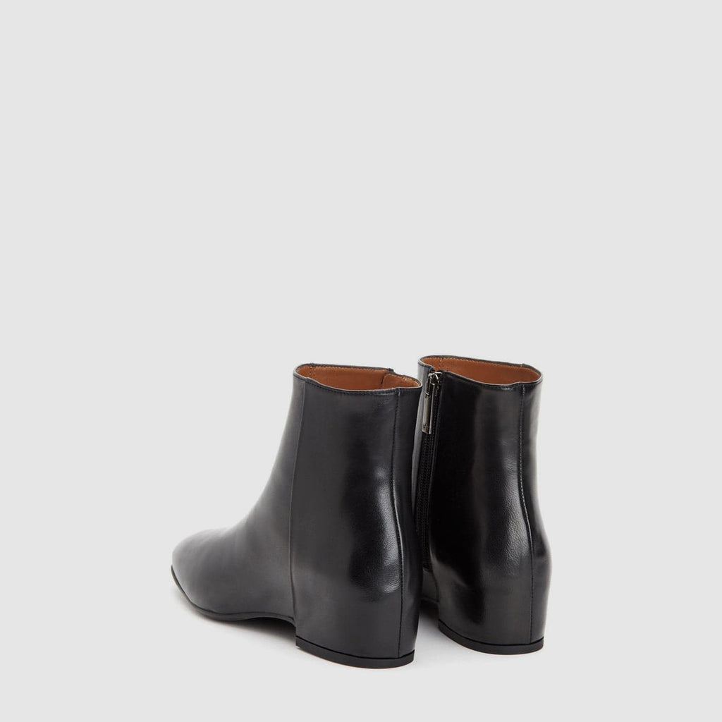 Black women's ankle boot with round toe and side zipper