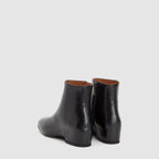 Black women's ankle boot with round toe and side zipper