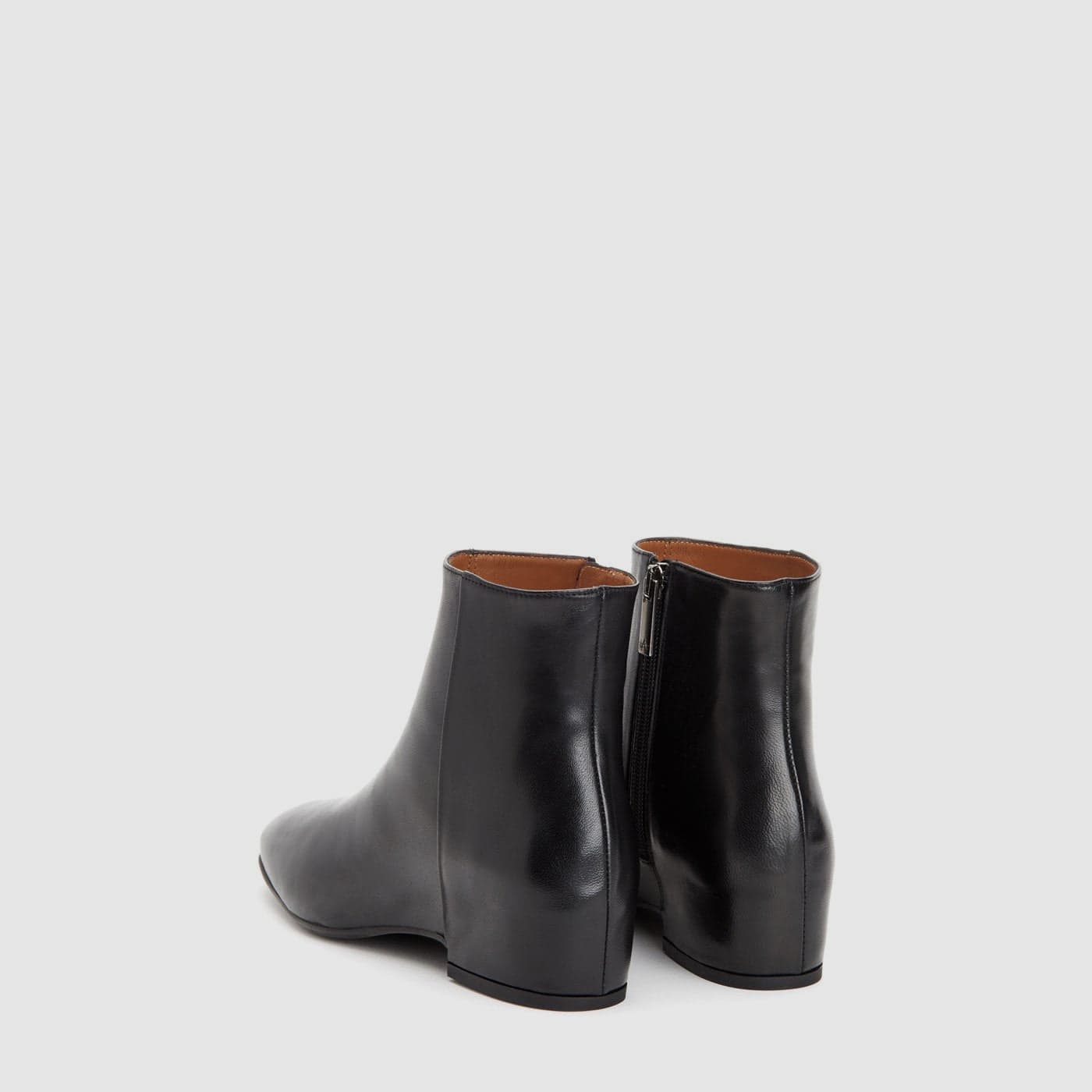 Black women's ankle boot with round toe and side zipper
