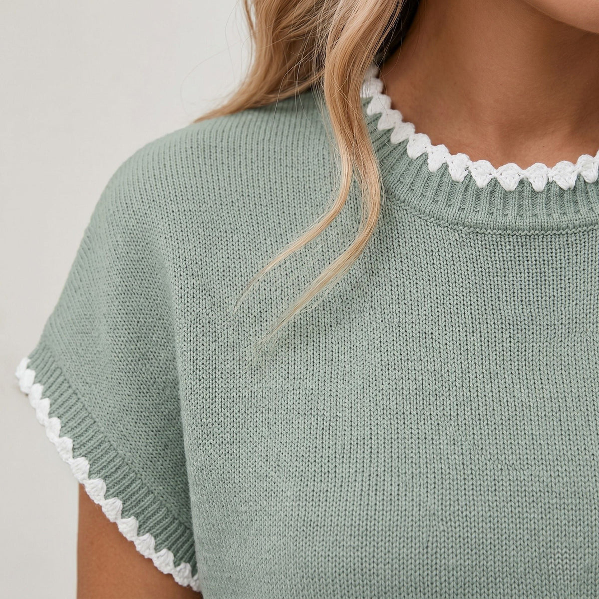 Women's short-sleeve knitted jumper with contrast scalloped trim