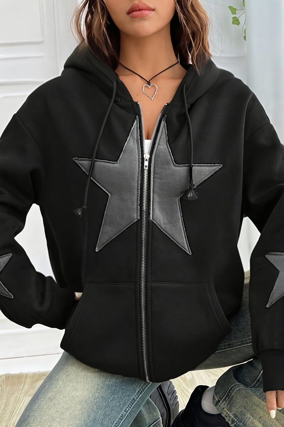 Women's oversized zip hoodie with contrasting star appliques, hood and kangaroo pockets