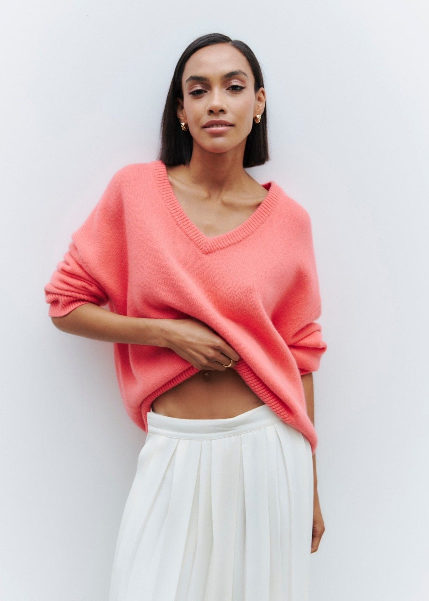 Women's oversized V-neck sweater with long sleeves and ribbed trims