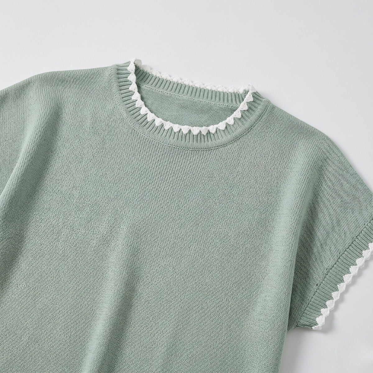Women's short-sleeve knitted jumper with contrast scalloped trim