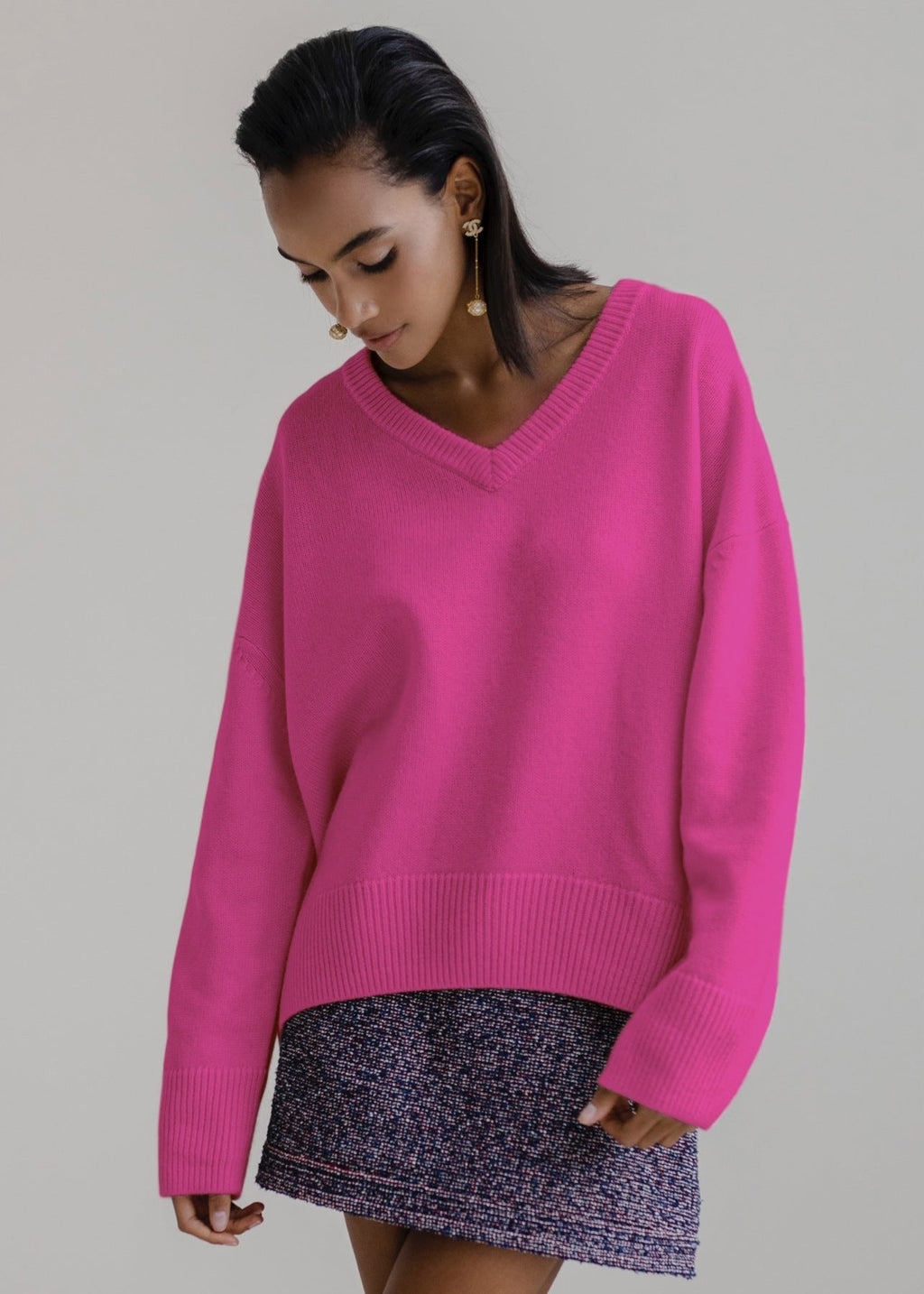 Women's oversized V-neck sweater with long sleeves and ribbed trims