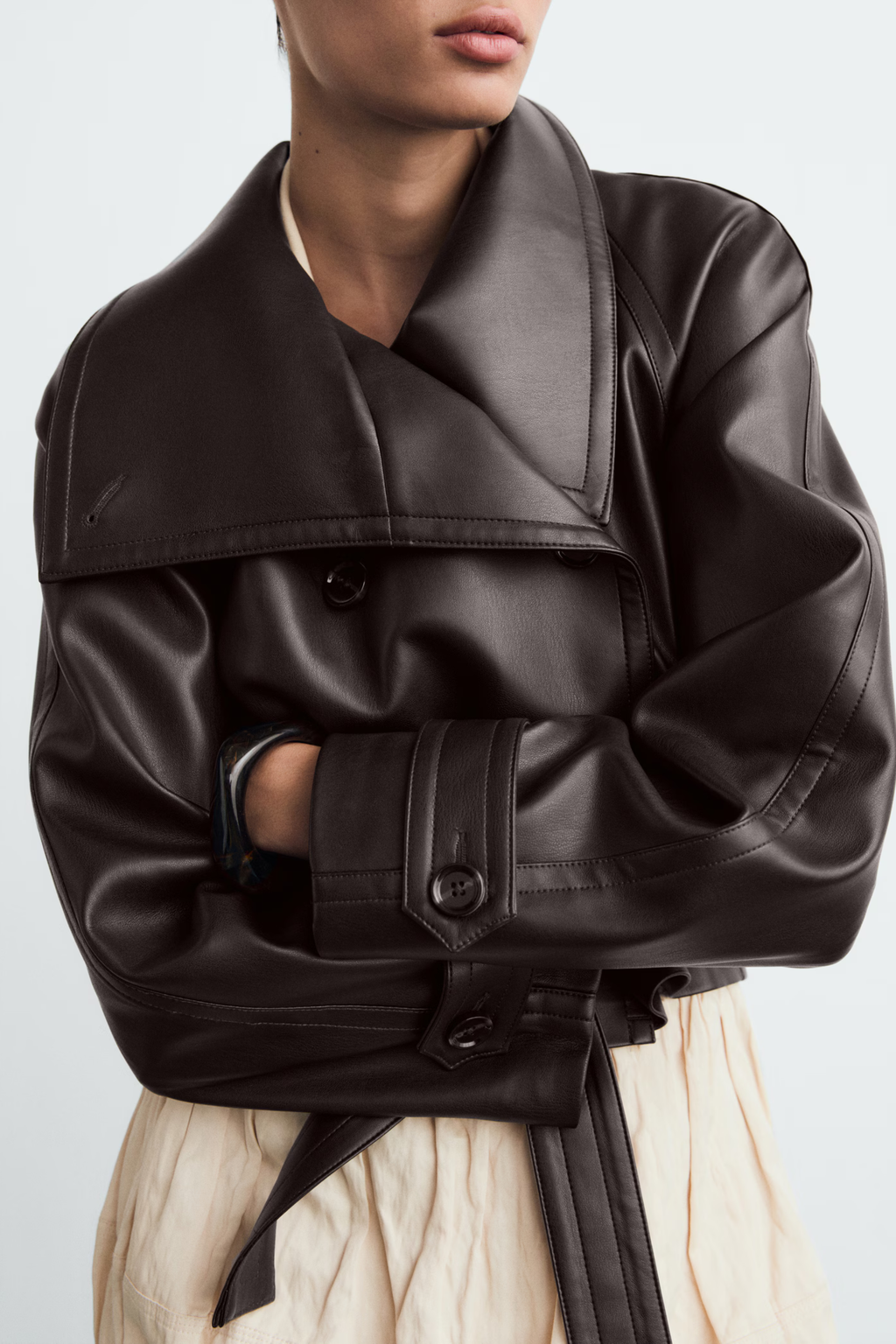 Women's cropped wrap jacket with long sleeves, wide collar and tie belt