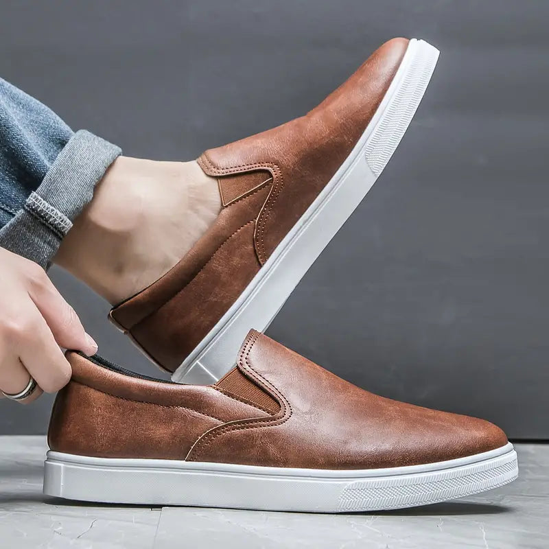 Men's slip-on loafers with rounded toes and contrasting white soles
