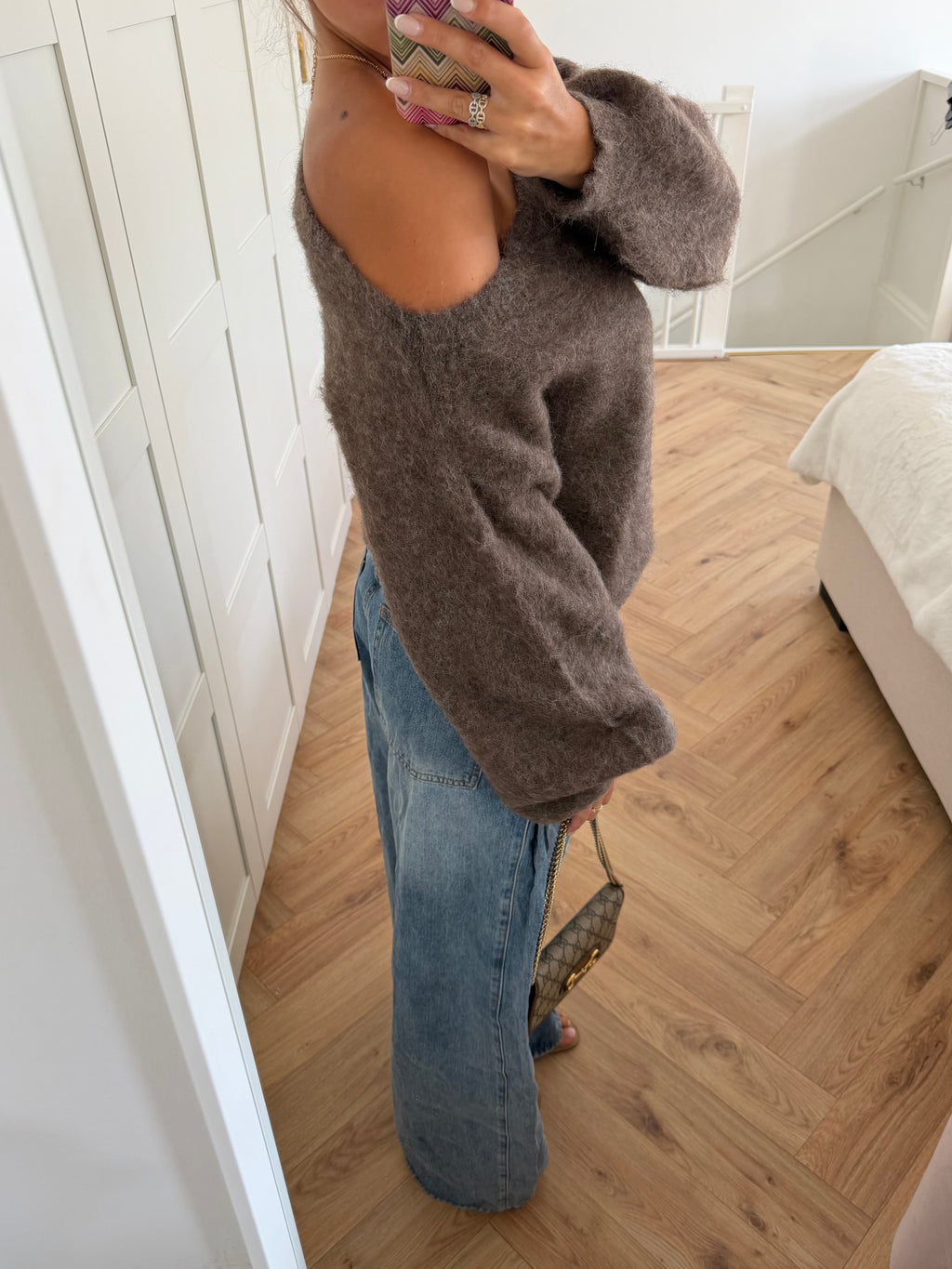 Women's brown off-shoulder jumper with long balloon sleeves
