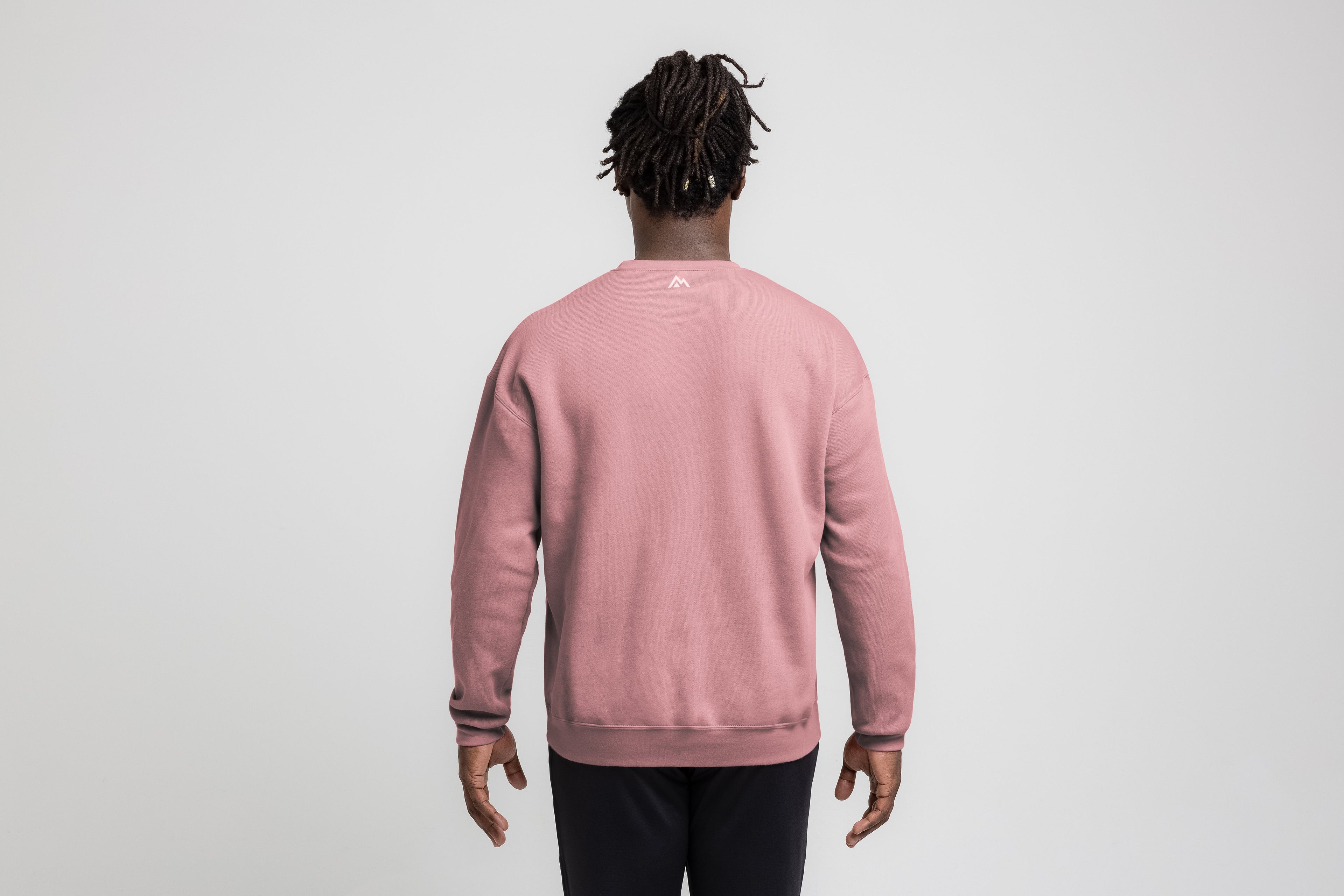 Unisex crew neck sweatshirt with long sleeves and contrasting chest logo