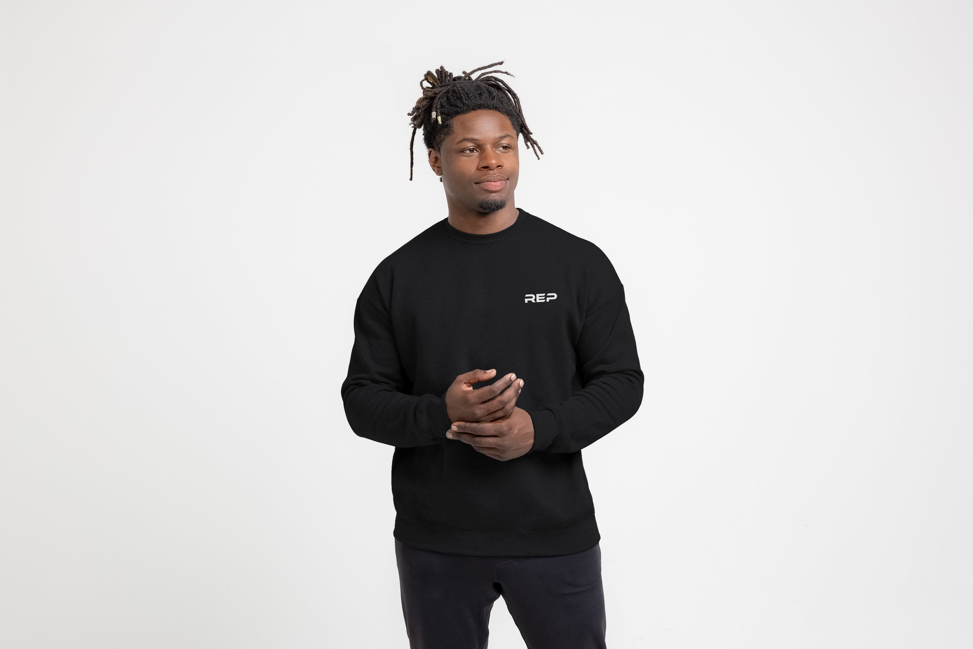 Unisex crew neck sweatshirt with long sleeves and contrasting chest logo