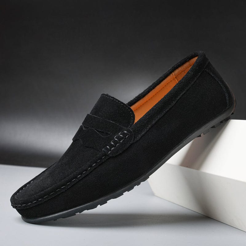Men's slip-on loafers with moccasin stitching and flat soles