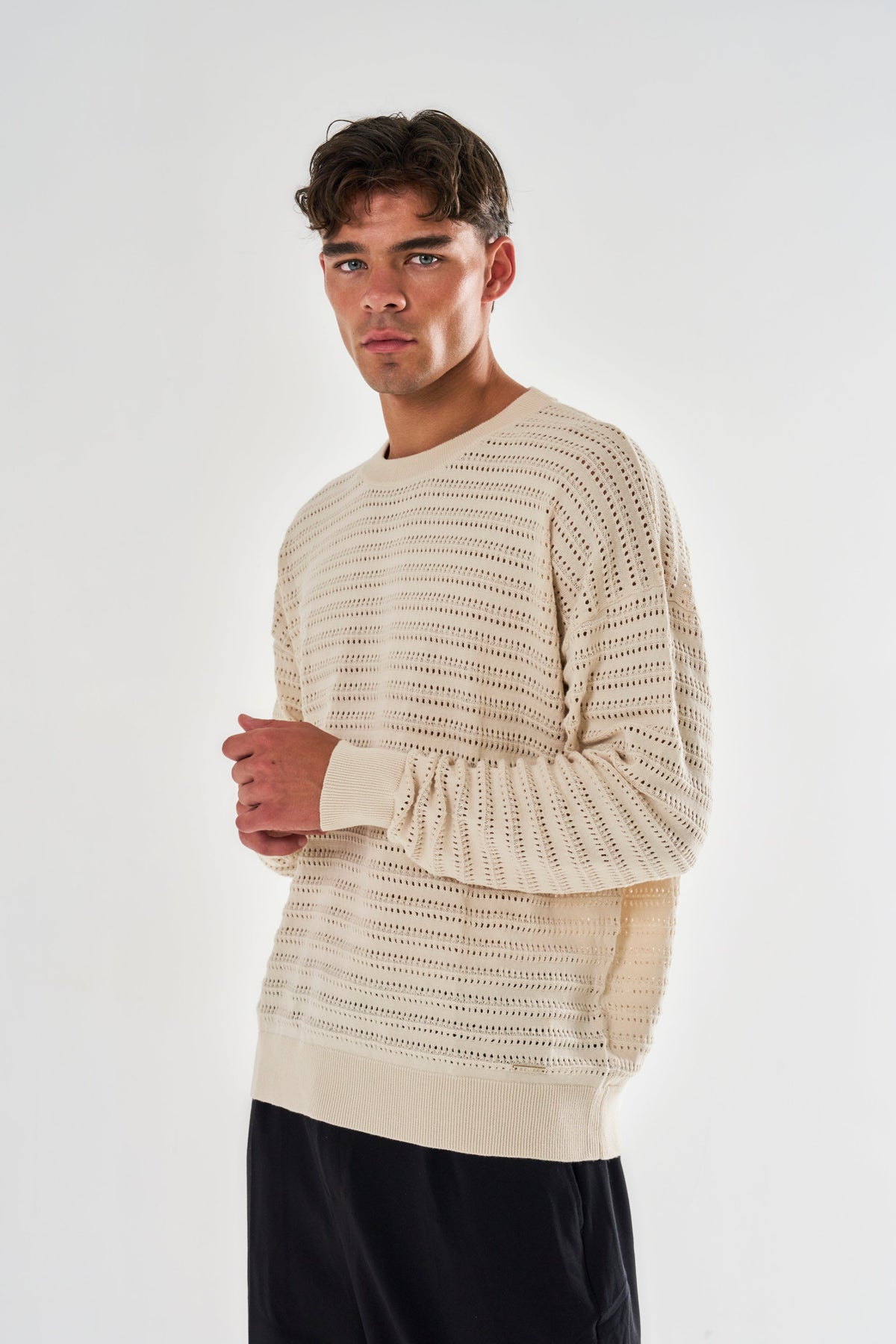 Men's beige textured openwork knit jumper with crew neck and long sleeves