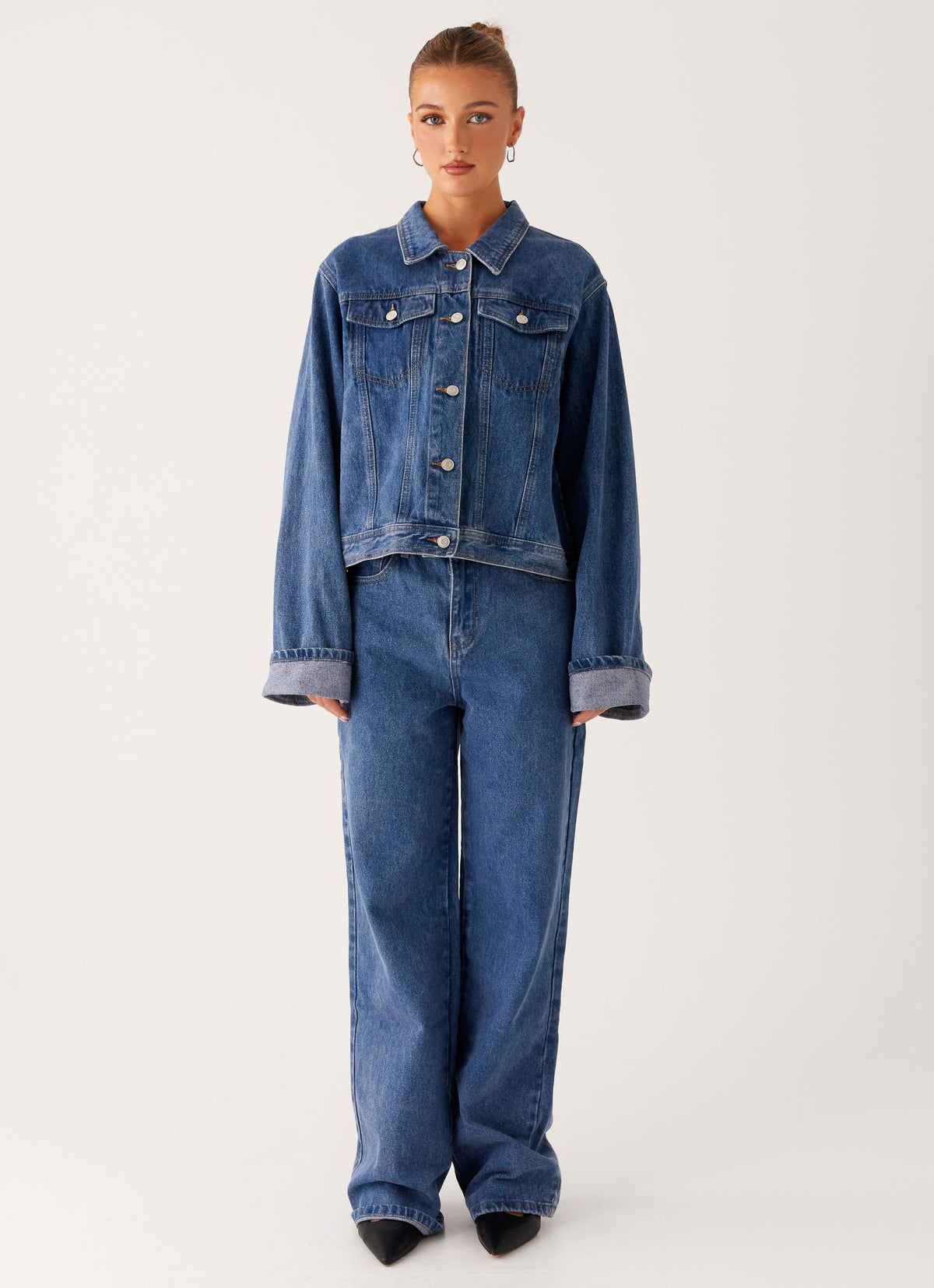 Women's oversized blue denim jacket with collar, long sleeves and front pockets