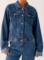 Women's oversized blue denim jacket with collar, long sleeves and front pockets